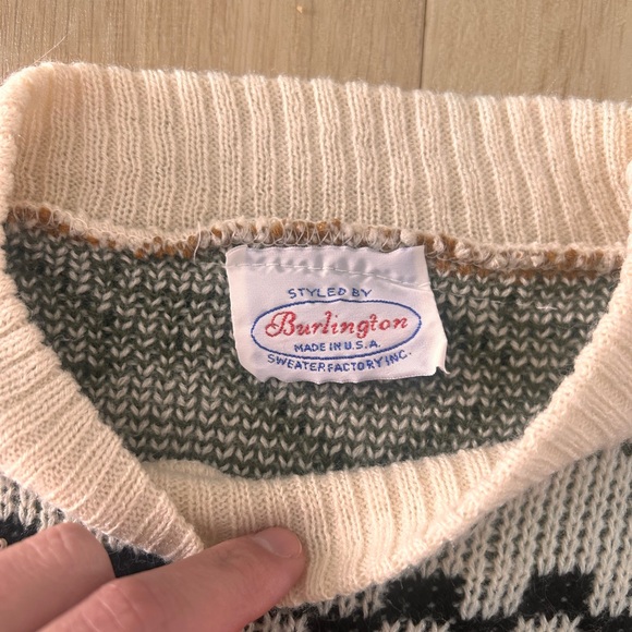 Vintage 100% acrylic Burlington women’s sweater size small geometric Aztec - Picture 2 of 4